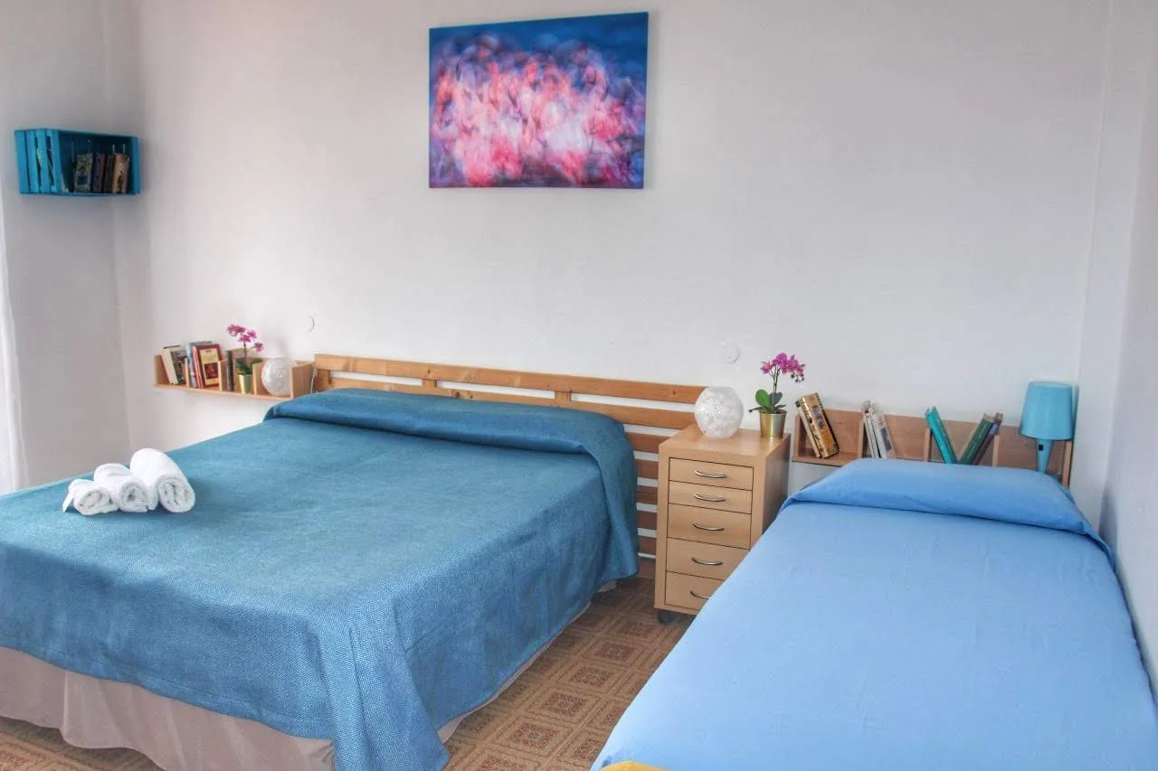 Camera con letto matrimoniale e letto singolo, tessuti azzurri