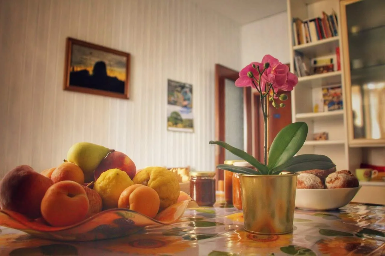 Il tavolo apparecchiato con frutta e un'orchidea