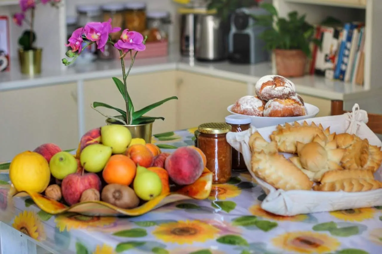 Dolci sardi e frutta serviti a colazione