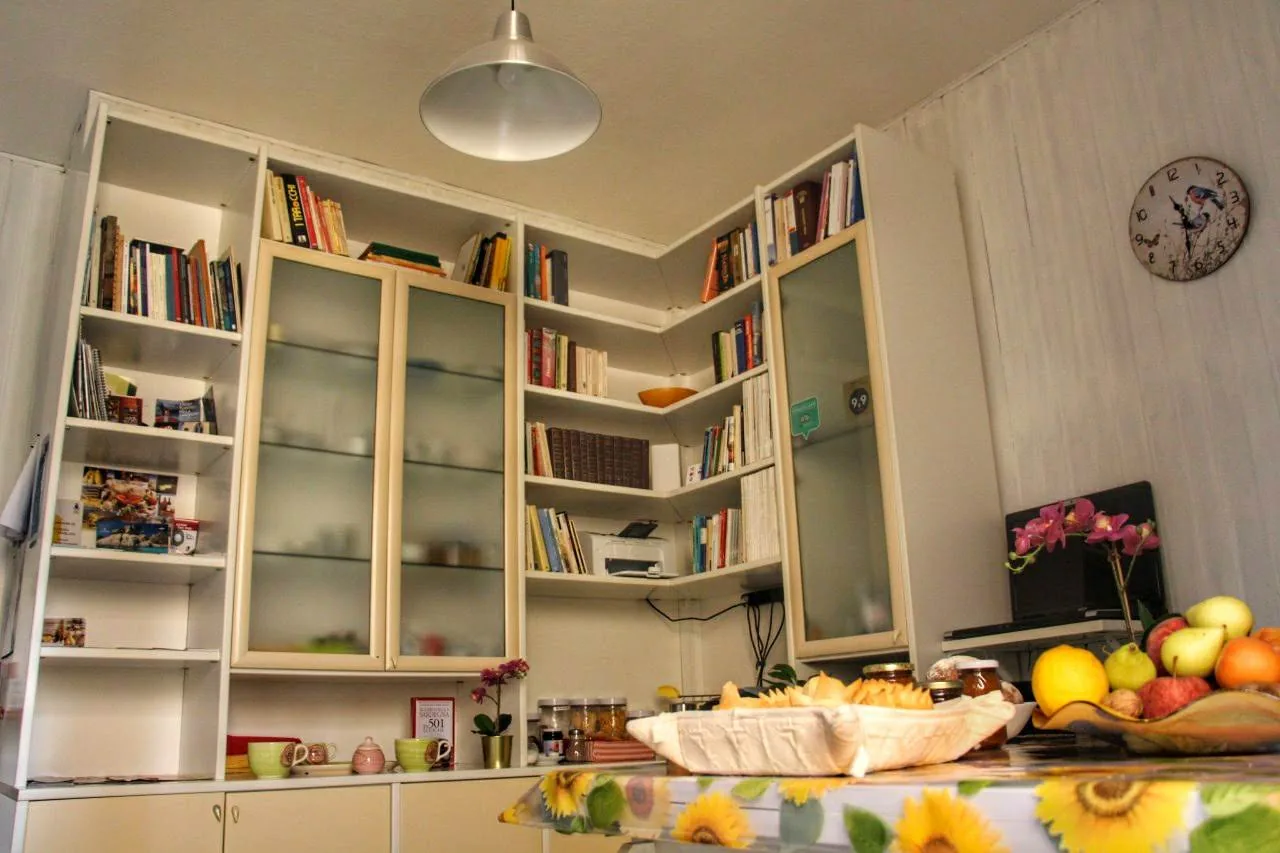 Il soggiorno comune del B&B con la libreria e il tavolo della colazione